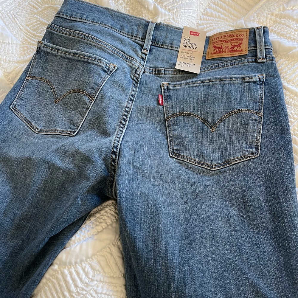 Levi’s women’s 710 super skinny de stressed size 12m